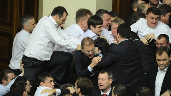 Ukraine : le député communiste P Simonenko agressé en plein parlement par les fascistes pour le faire taire (vidéo)