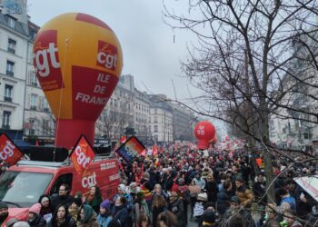 ENORME : tous ensemble jusqu&rsquo;au retrait du Plan Macron UE MEDEF ! #greve19janvier 2,5 millions dans la rue demain on continue !