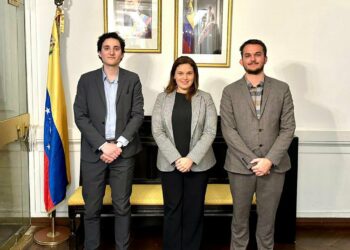 Blocus du Venezuela, une délégation du PRCF et JRCF apporte son soutien au peuple venezuelien et fait le point sur la situation avec l&rsquo;ambassade.