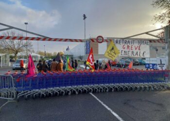 Les blocages se multiplient pour la #greve13avril, des slogans des #manif13avril : Tous ensemble, jusqu&rsquo;au retrait, on va gagner !