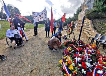 A Chateaubriant, l&rsquo;hommage résistant franchement communiste, rendu par les JRCF et le PRCF, avec les drapeaux rouge et tricolore de nos camarades.