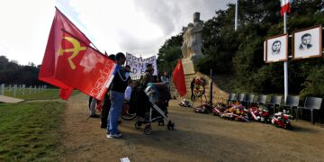 A Chateaubriant, l&rsquo;hommage résistant franchement communiste, rendu par les JRCF et le PRCF, avec les drapeaux rouge et tricolore de nos camarades.
