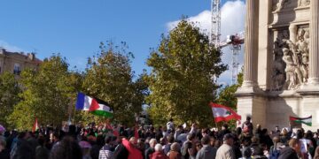 A Marseille, Foued explique pourquoi pour manifester sa solidarité avec la Palestine, il porte le drapeau français.