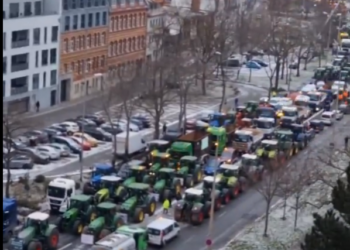 Allemagne : les tanks de l&rsquo;UE OTAN contre les tracteurs des agriculteurs.