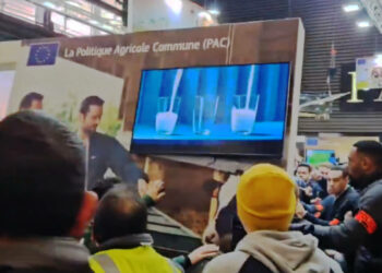 Au salon de l&rsquo;agriculture, Macron matraque les agriculteurs pour obéir aux ordres de l&rsquo;UE du Capital qui détruit l&rsquo;agriculture paysanne