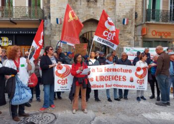 La convergence santé manifeste à Manosque pour défendre l&rsquo;hôpital.