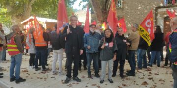 Peyrolles et Saint Paul Lez Durance : le soutien à la CGT ciblée par le RN pour ses actions antifascistes et pour les retraites mobilise devant la gendarmerie et la mairie