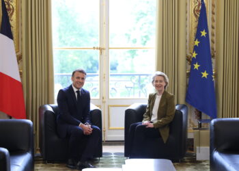 Des luttes populaires monte le mot d’ordre « Macron dégage » pour faire place au peuple souverain