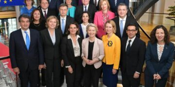 L&rsquo;Union Européenne met l&rsquo;extrême droite au pouvoir, Le Pen appuie Von Der Leyen contre les français.