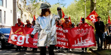 #1er mai 300 000 dans la rue pour la paix, les salaires et l’emploi Le PRCF au côté des ouvriers d&rsquo;ArcellorMittal à Dunkerque