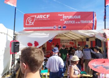 Paula, Quentin et leur équipe, les jeunes communistes des JRCF en action avec le PRCF pour le stand communiste à la Fête de l&rsquo;Humanité