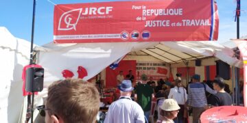Paula, Quentin et leur équipe, les jeunes communistes des JRCF en action avec le PRCF pour le stand communiste à la Fête de l&rsquo;Humanité