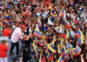 Venezuela : Le président Maduro reçoit le serment de milliers de communes bolivariennes d’approfondir la révolution à tous les niveaux
