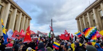 Venezuela, Cuba… l&rsquo;appel d&rsquo;Annie Lacroix-Riz et du PRCF au front anti-impérialiste à Paris devant la Tour Eiffel