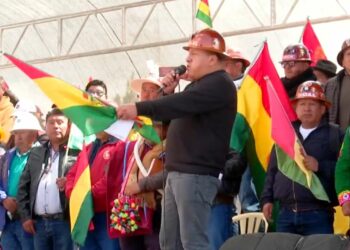 Bolivie en ébullition : manifestations et blocages généraux pour la démission de Rodrigo Paz, persécutions politiques contre Evo Morales