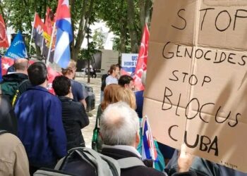 Stopper le génocide : tous ensemble avec Cuba contre le blocus US, manifestation devant l&rsquo;Assemblée nationale