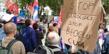 Stopper le génocide : tous ensemble avec Cuba contre le blocus US, manifestation devant l&rsquo;Assemblée nationale