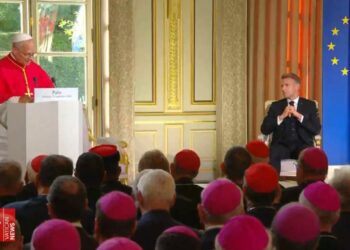 Le Pape sermone Macron et ses va-t&rsquo;en guerre : « Face aux bruits de bottes, la France doit creuser le sillon d&rsquo;une paix désramée et désarmante »