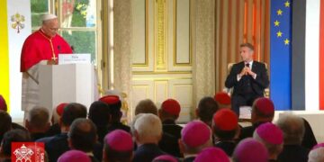 Le Pape sermone Macron et ses va-t&rsquo;en guerre : « Face aux bruits de bottes, la France doit creuser le sillon d&rsquo;une paix désramée et désarmante »