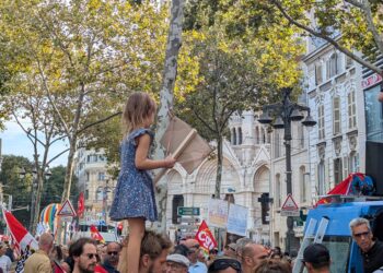 Des centaines de milliers en grève pour les salaires, la jeunesse en colère et en action !